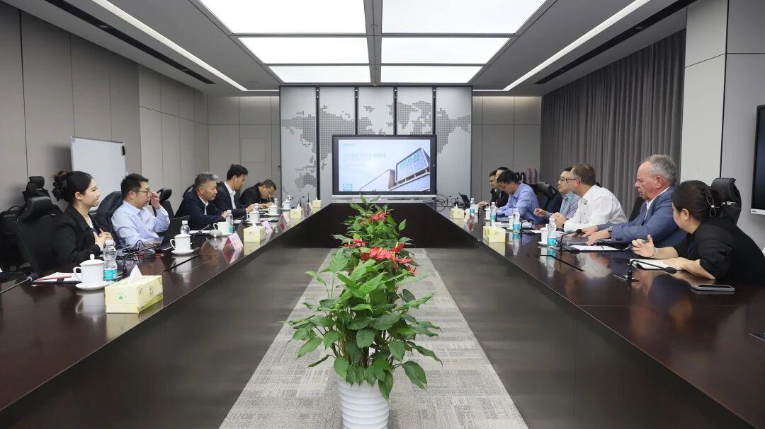LiuGong Group, together with the National Manufacturing Transformation and Upgrading Fund, visited Estun to jointly explore a new ecosystem for the construction machinery industry chain.