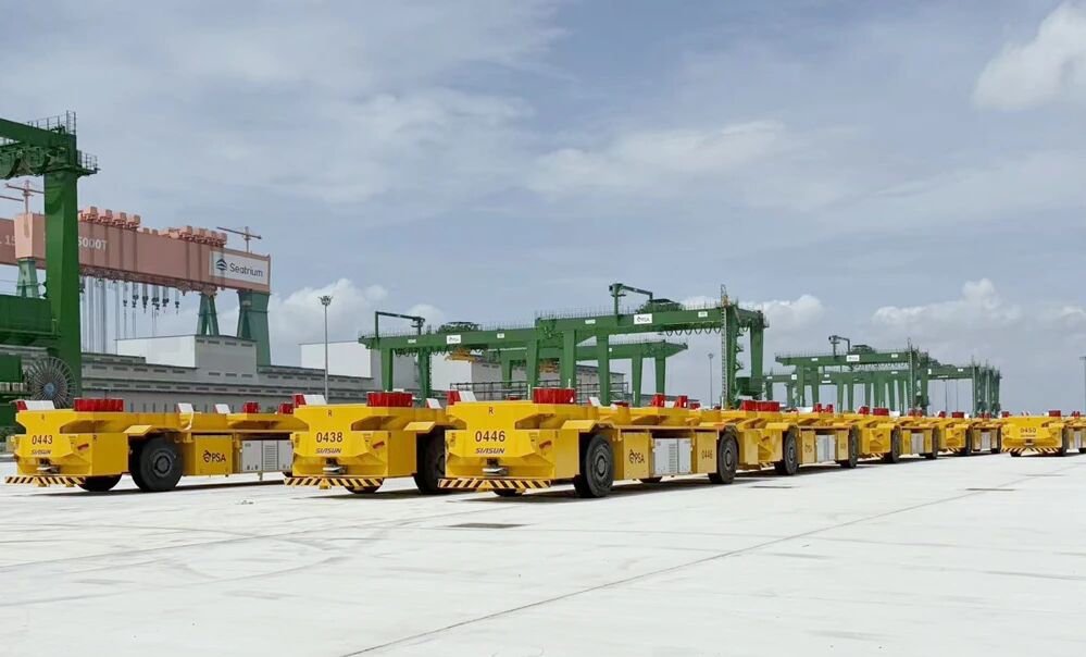 Siasun's mobile robots for ports have achieved a large-scale deployment of nearly 200 units at PSA Singapore! The first batch of the new IGV models has officially been delivered and put into operation